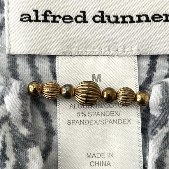 Alfred Dunner Womens Knit Top M Floral Embroidered Beaded 3/4 Sleeve Split Neck - Picture 7 of 9